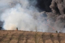 Черное облако от горящих отходов уже несколько часов сносит на Нижнекамск